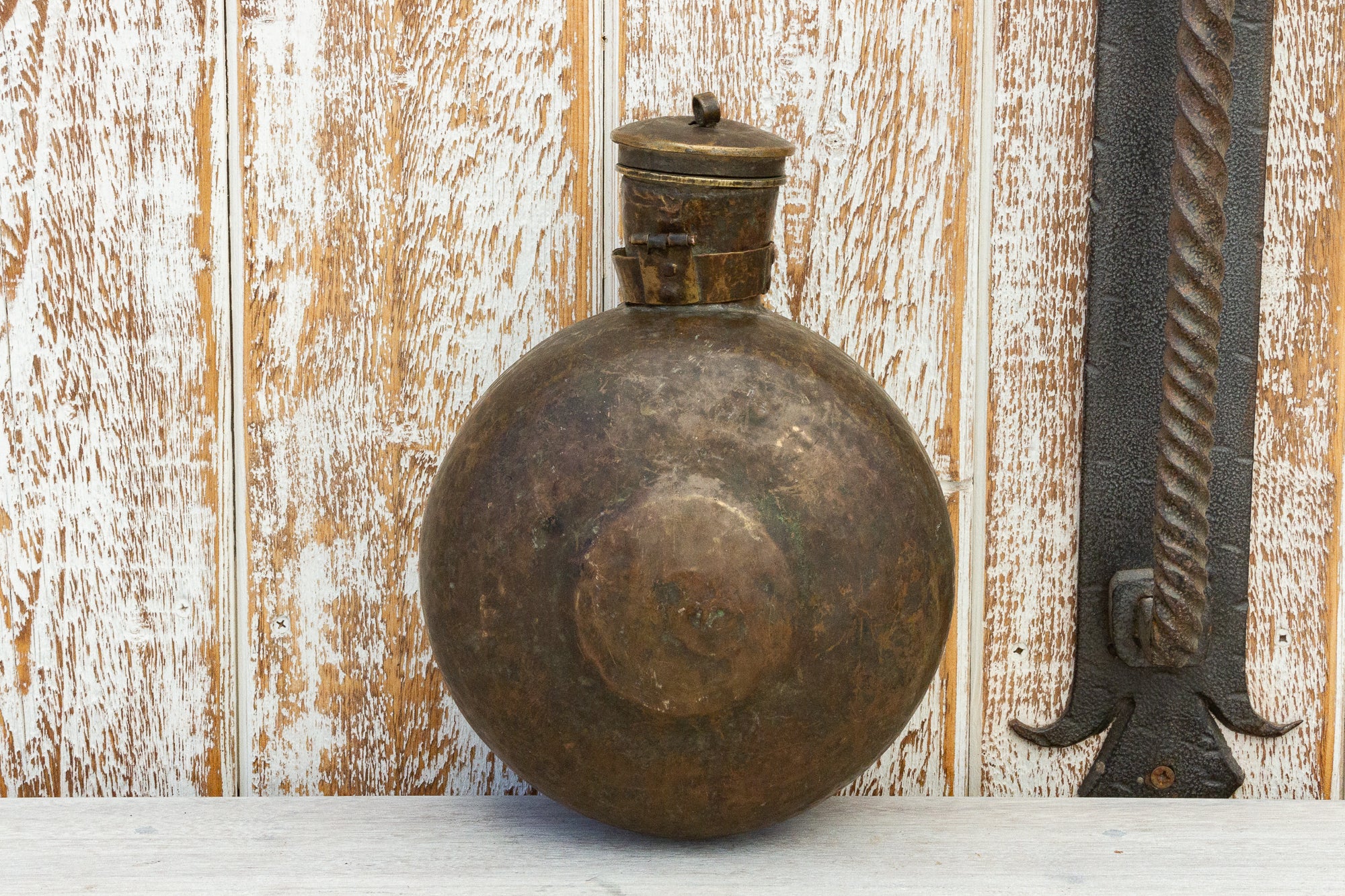 DE-COR | Ispirazione globale, Antica bottiglia indiana in ottone di Sorali