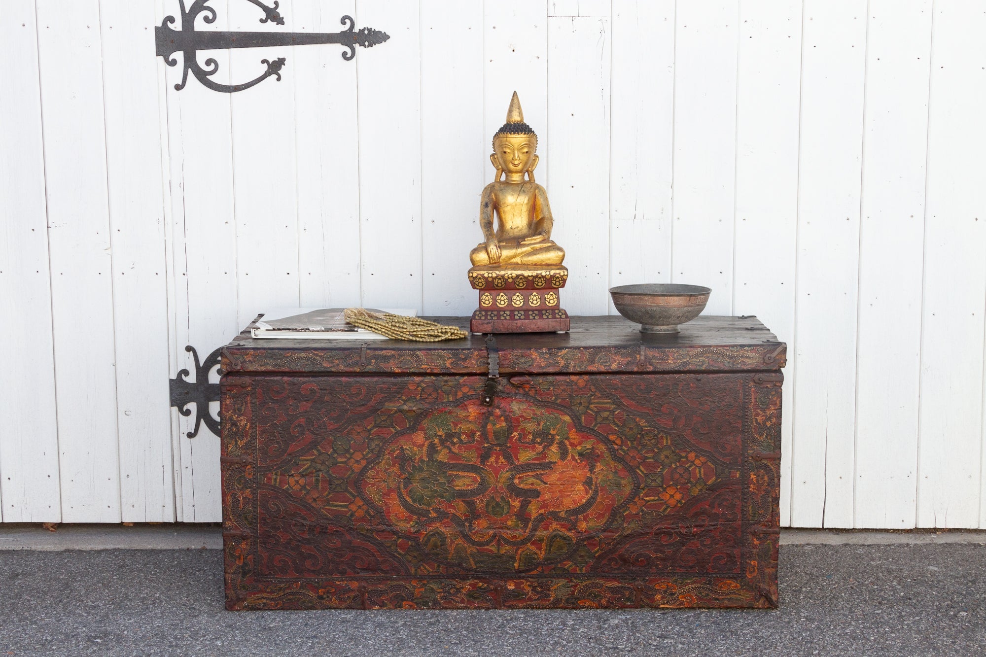 DE-COR | Ispirazione globale, Antica cassapanca tibetana in pelle dipinta (commercio)