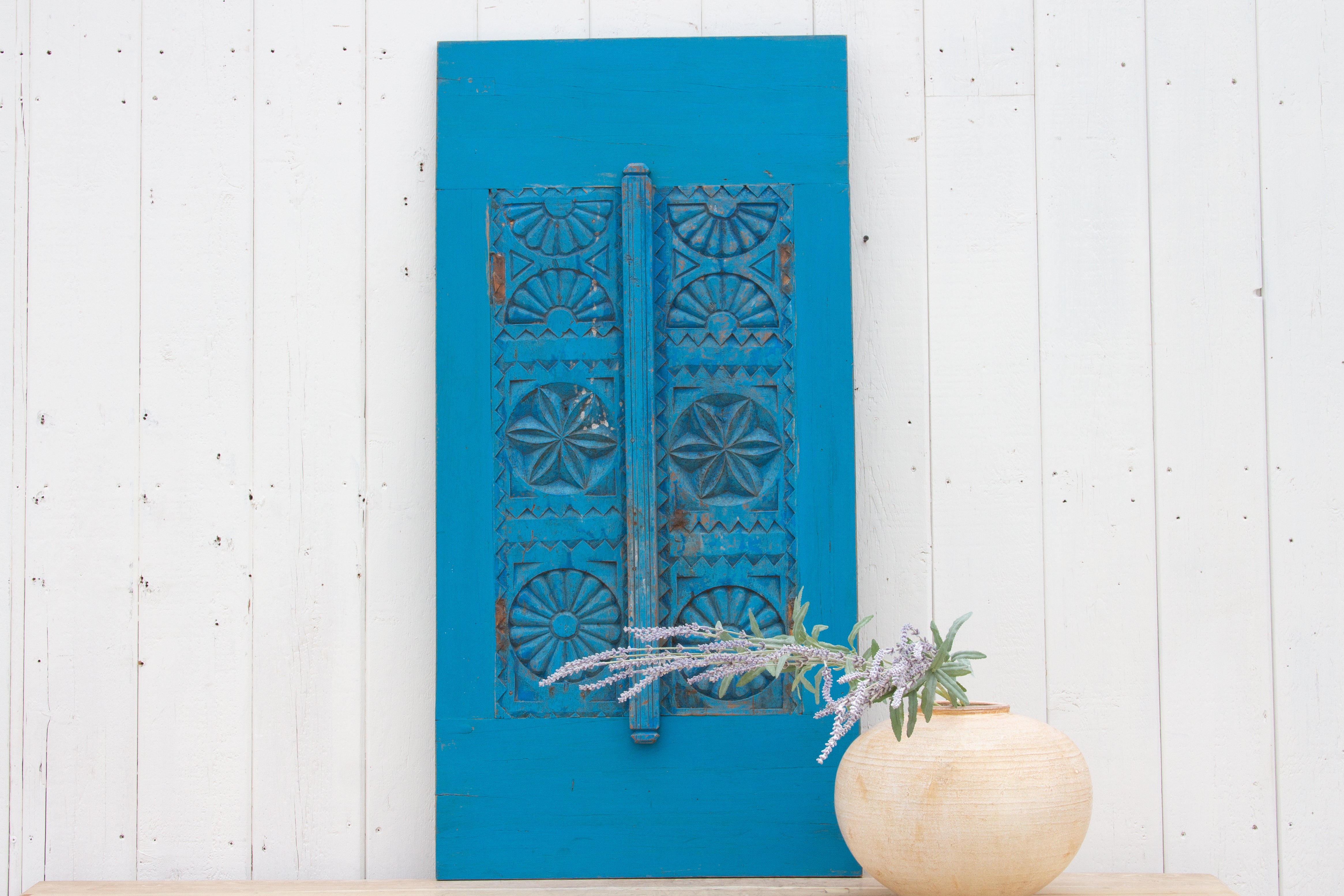 DE-COR | Ispirazione globale, Antica finestra floreale blu intagliata