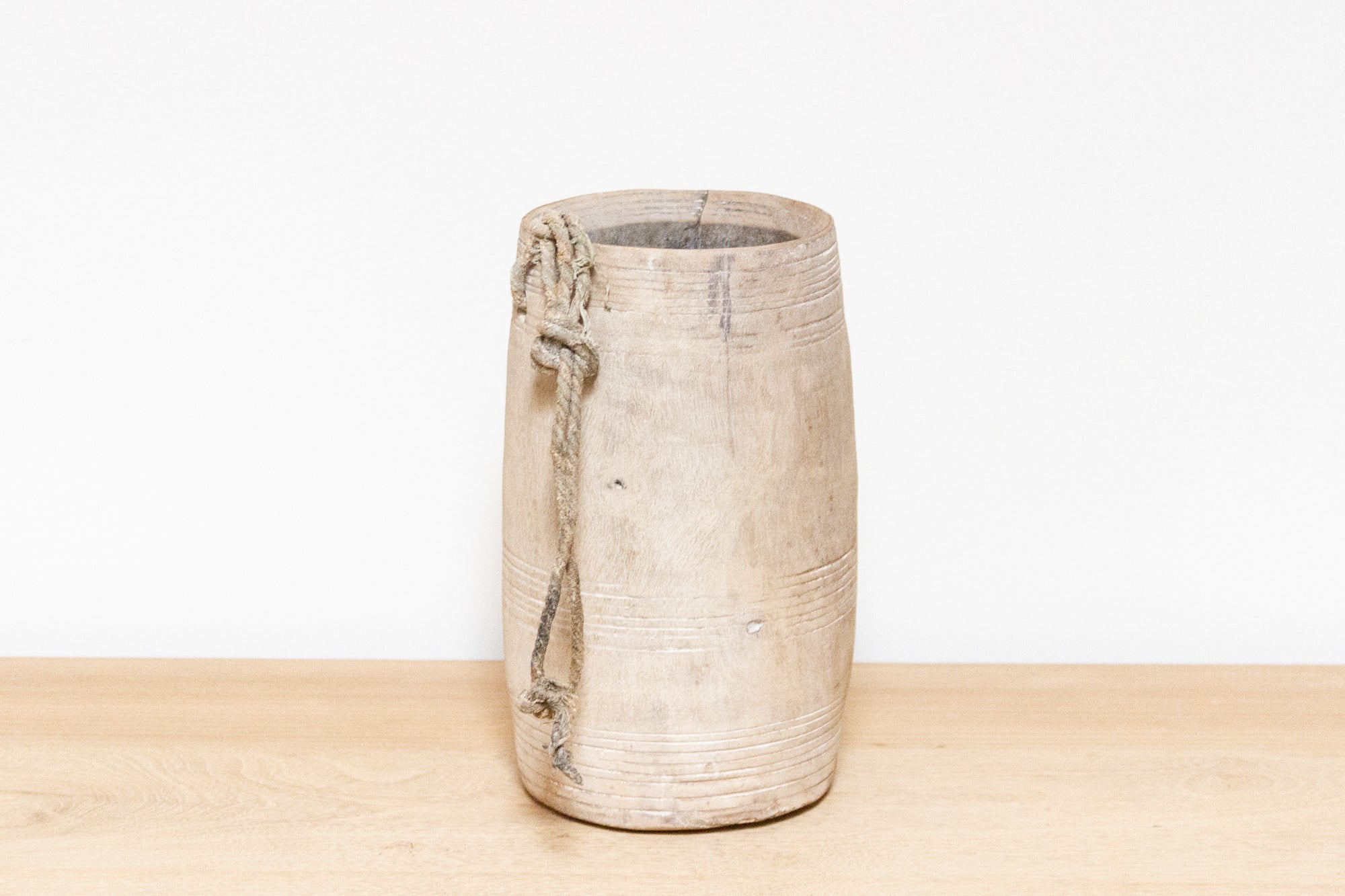 DE-COR | Ispirazione globale, Antica lattiera in legno - Deva (commercio)