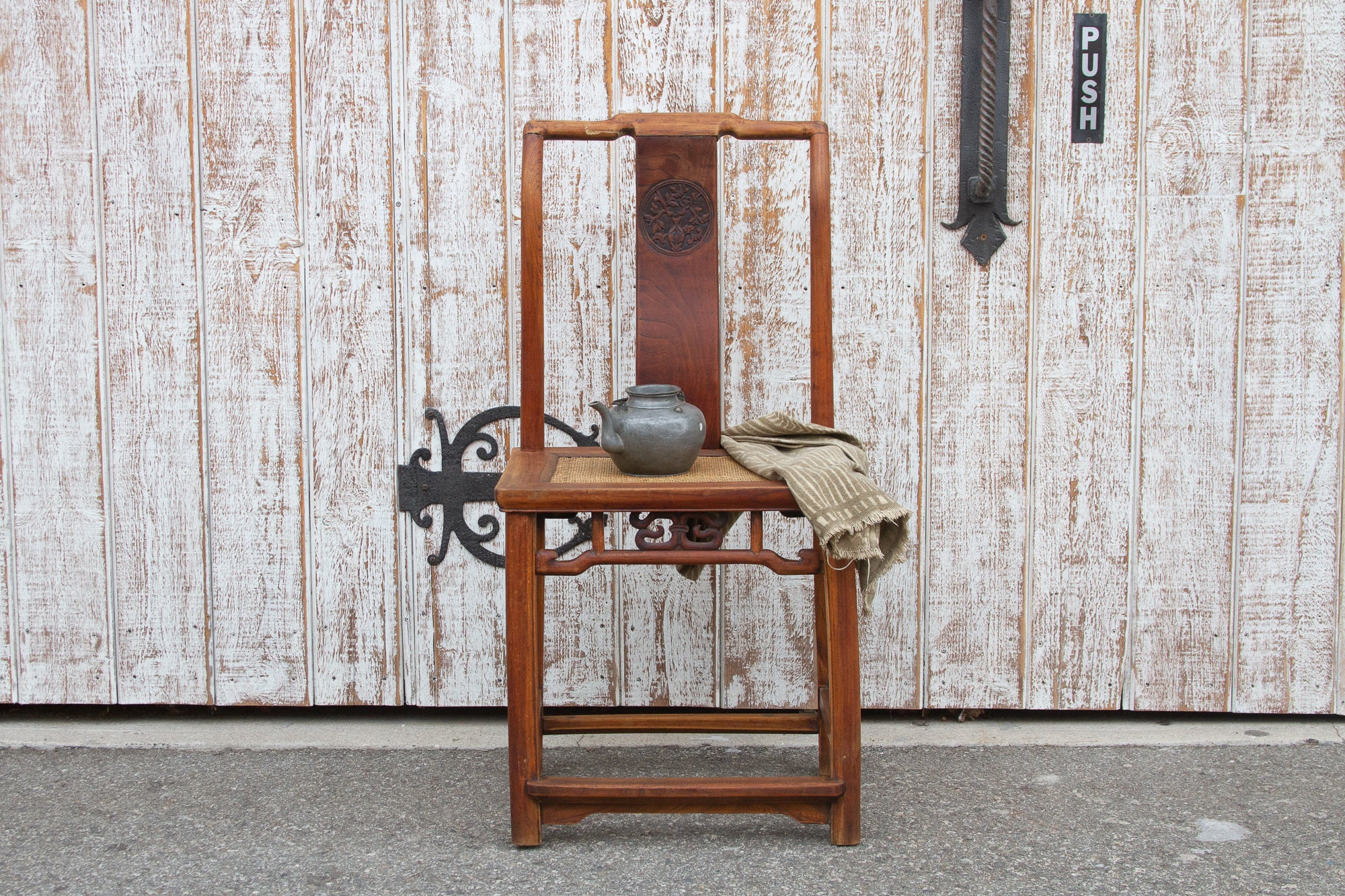 DE-COR | Ispirazione globale, Antica sedia cinese in legno di olmo intagliato