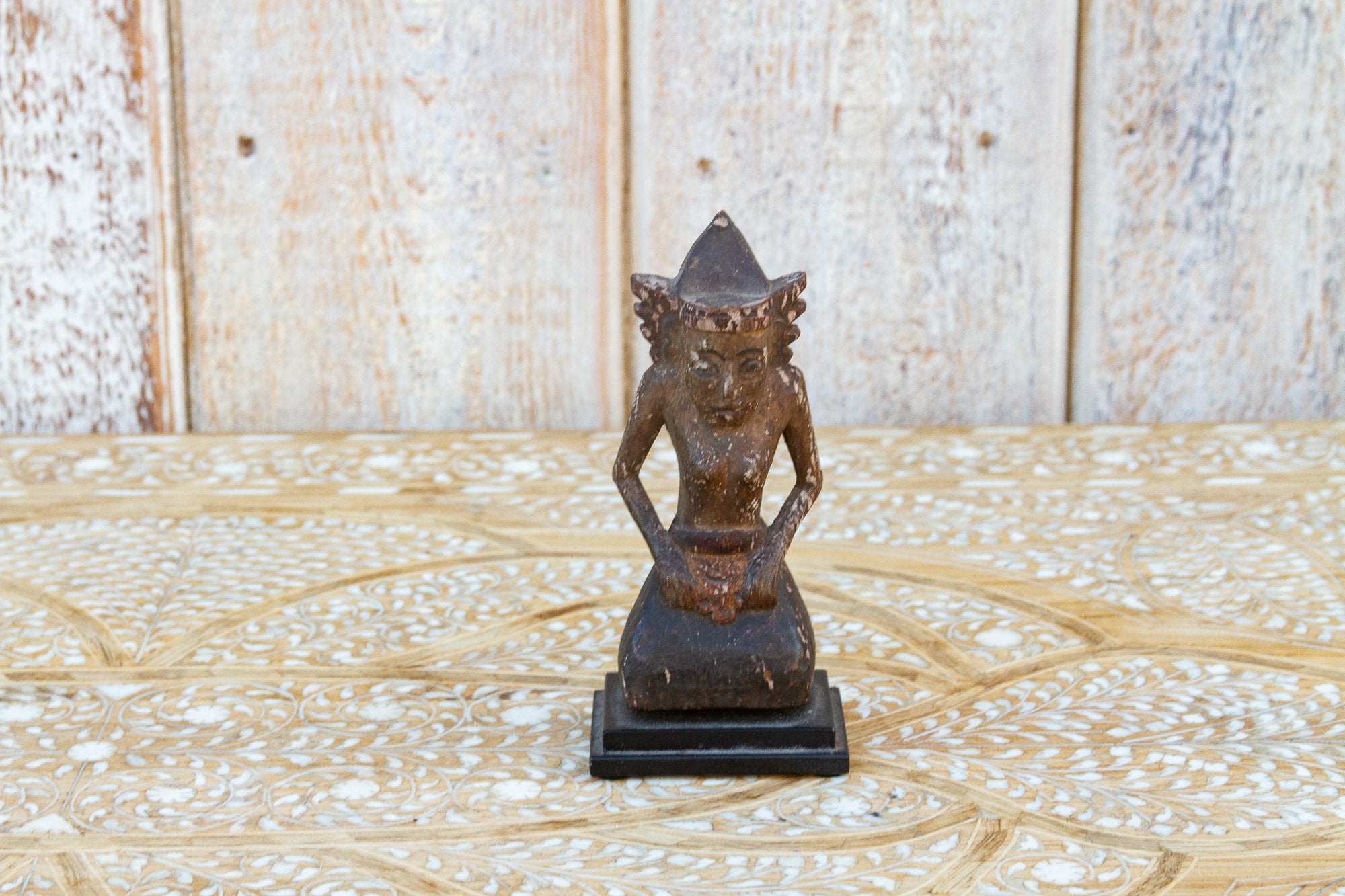 DE-COR | Ispirazione globale, Antica statuetta di preghiera balinese intagliata e dipinta (commercio)