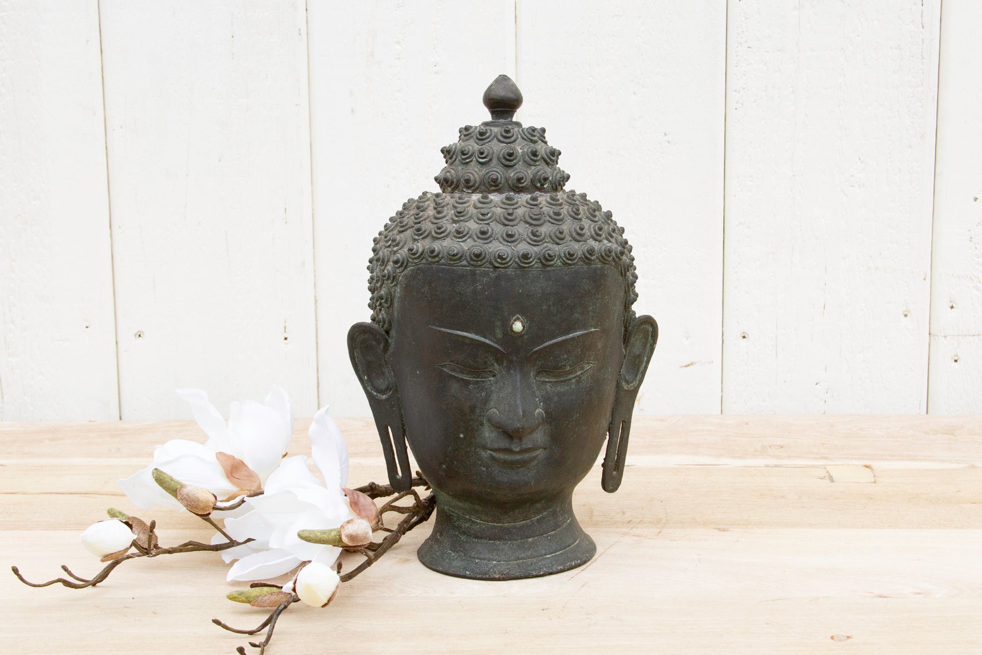 DE-COR | Ispirazione globale, Antica testa di Buddha in bronzo patinato (commercio)