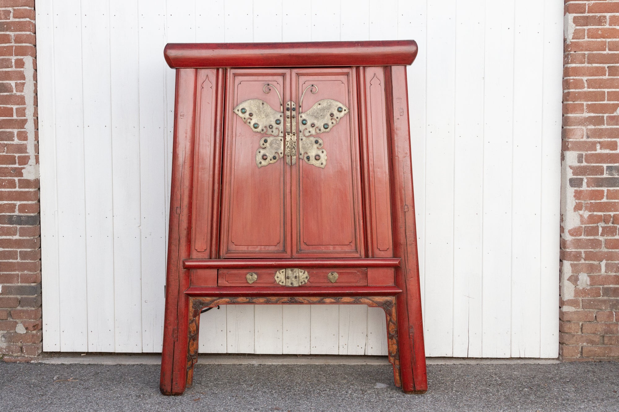 DE-COR | Ispirazione globale, Antico armadio a farfalla rosso imperiale (commercio)