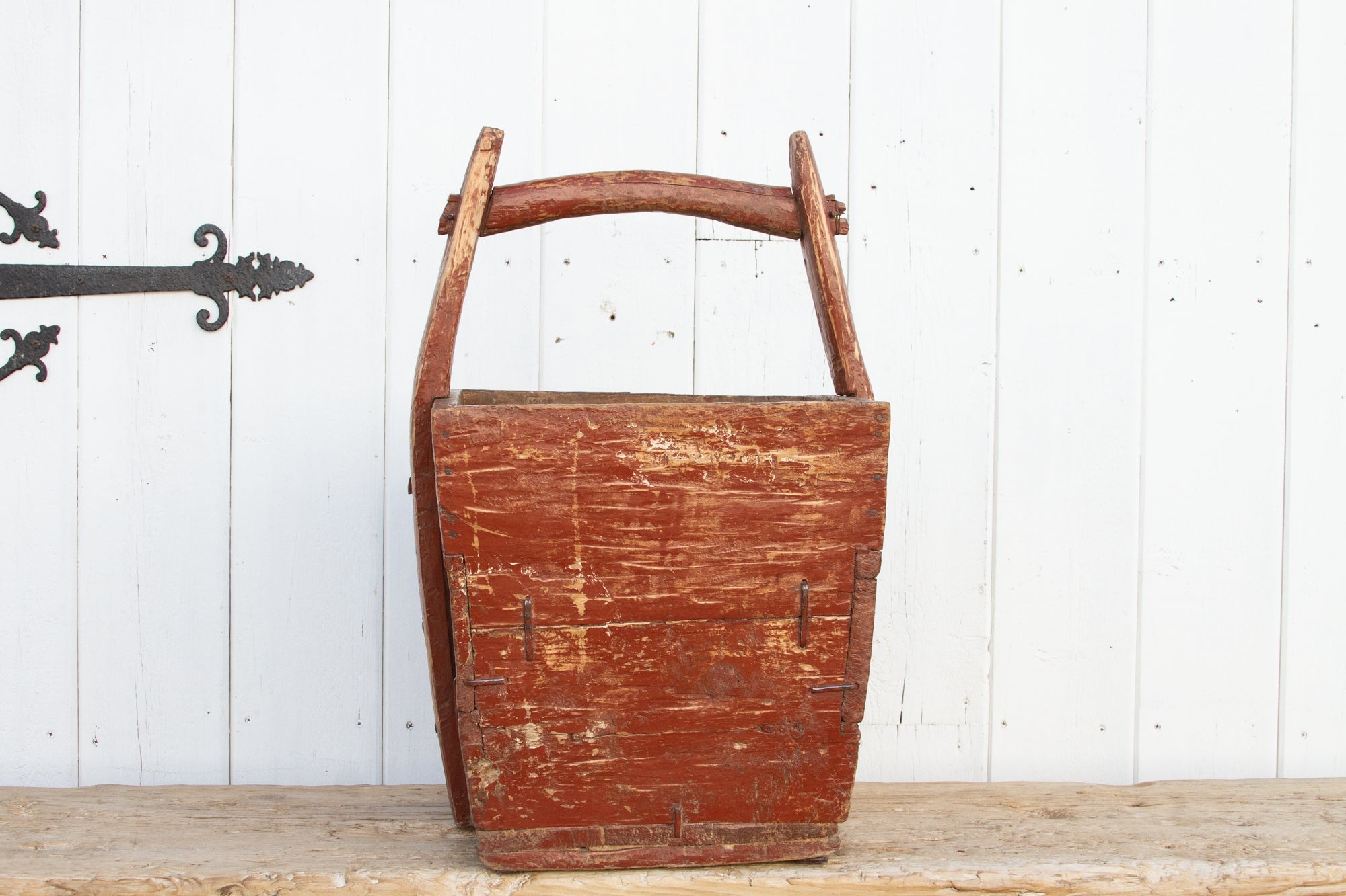 DE-COR | Ispirazione globale, Antico cesto di legno rosso dipinto (commercio)