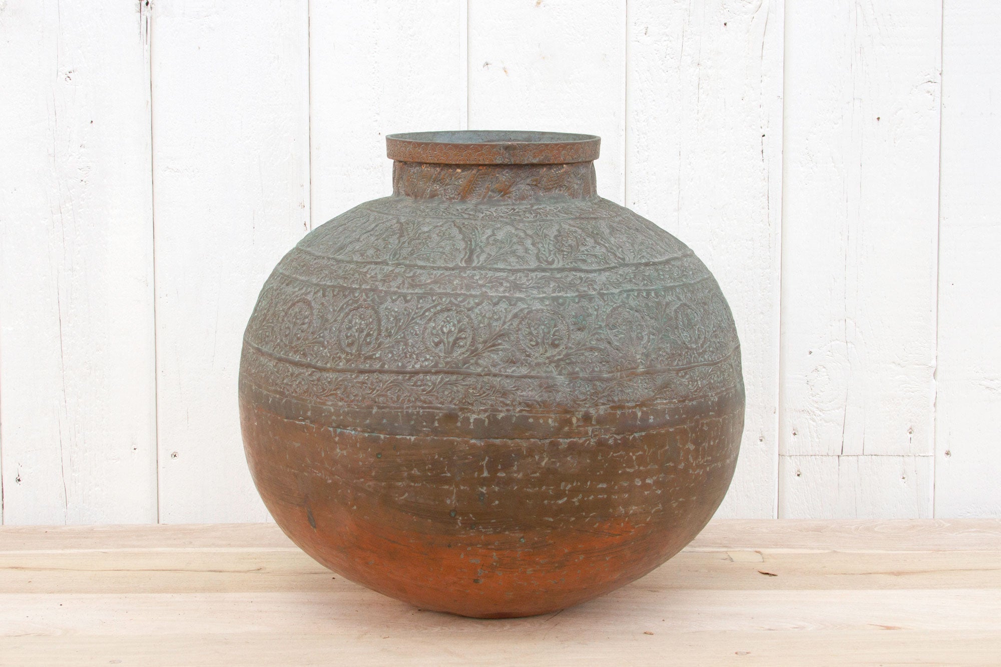 DE-COR | Ispirazione globale, Antico grande vaso di rame inciso (commercio)