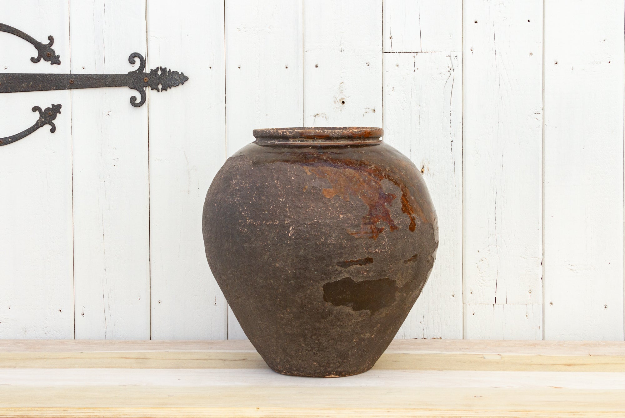 DE-COR | Ispirazione globale, Antico vaso Martaban smaltato marrone del Sud-Est asiatico (commercio)