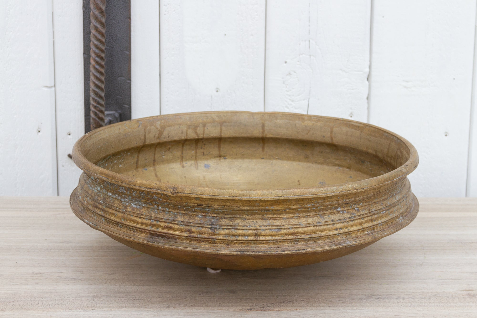 DE-COR | Ispirazione globale, Antico vaso Urli in ottone finemente tornito (commercio)