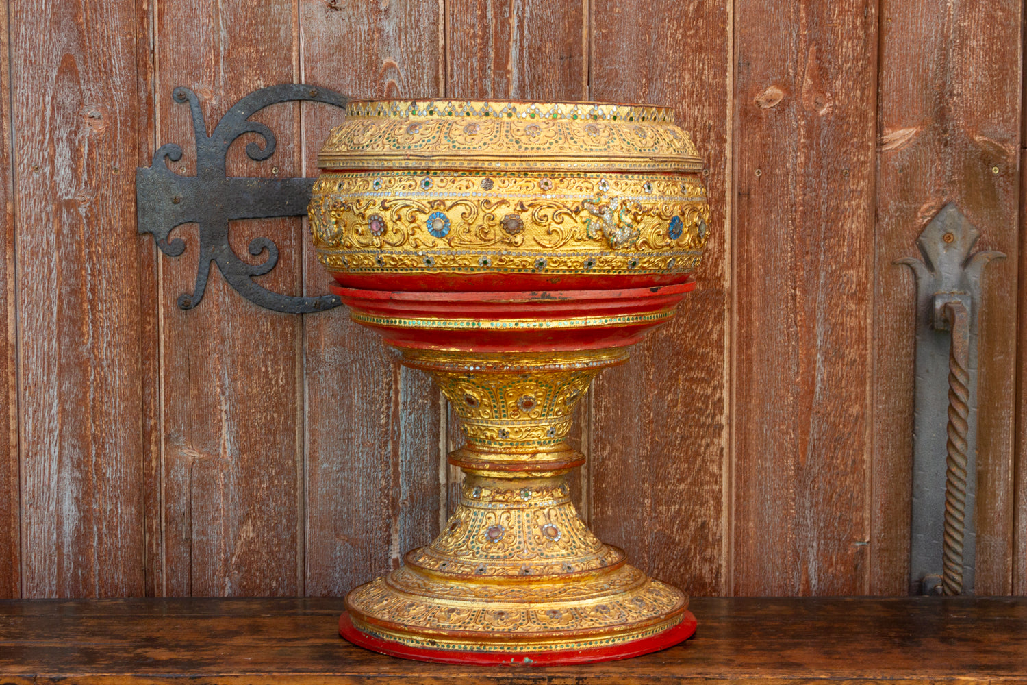 DE-COR | Ispirazione globale, Antico vaso da offerta in stile Mandalay