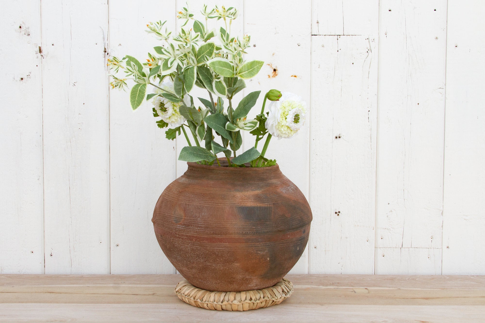 DE-COR | Ispirazione globale, Antico vaso d'acqua in argilla (commercio)