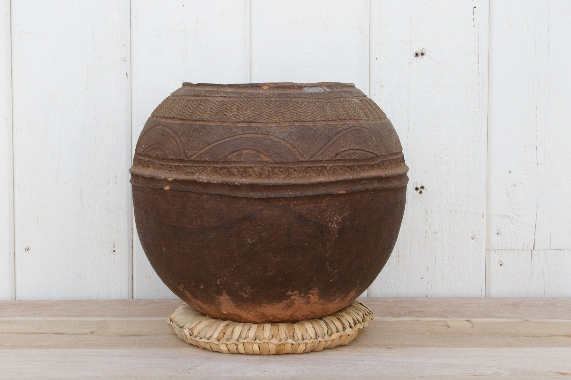 DE-COR | Ispirazione globale, Antico vaso d'acqua in argilla incisa