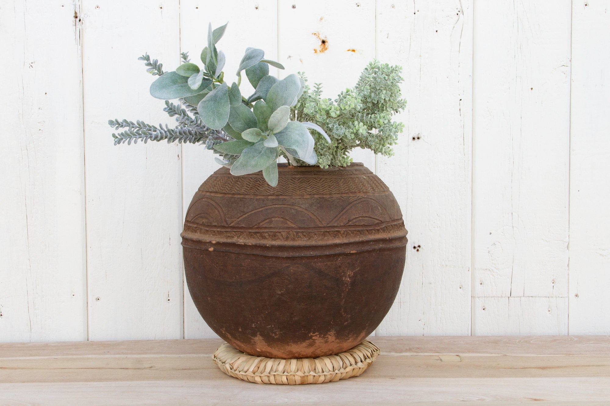 DE-COR | Ispirazione globale, Antico vaso per acqua in argilla incisa (commercio)