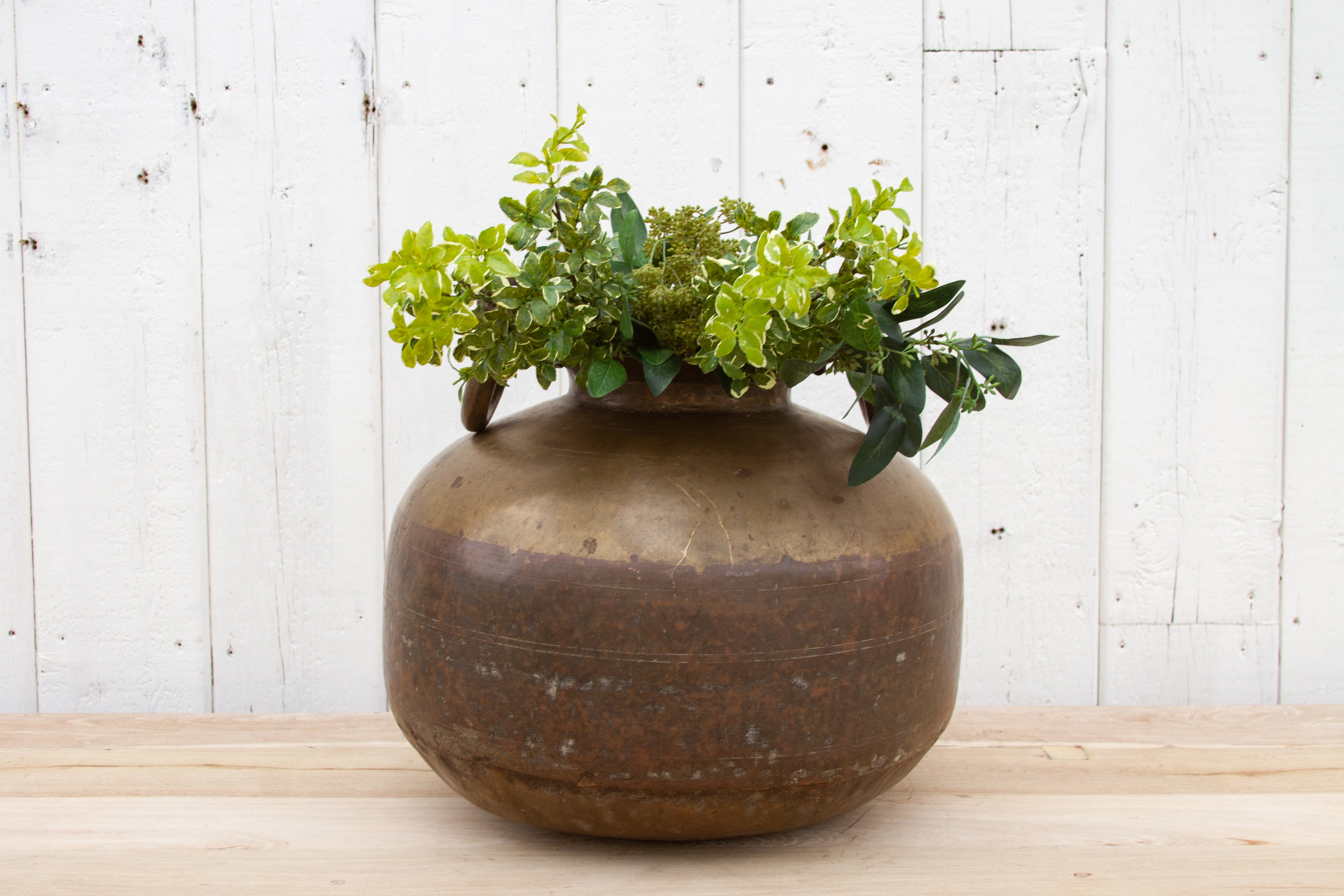 DE-COR | Ispirazione globale, Antico vaso per acqua in ottone patinato (commercio)
