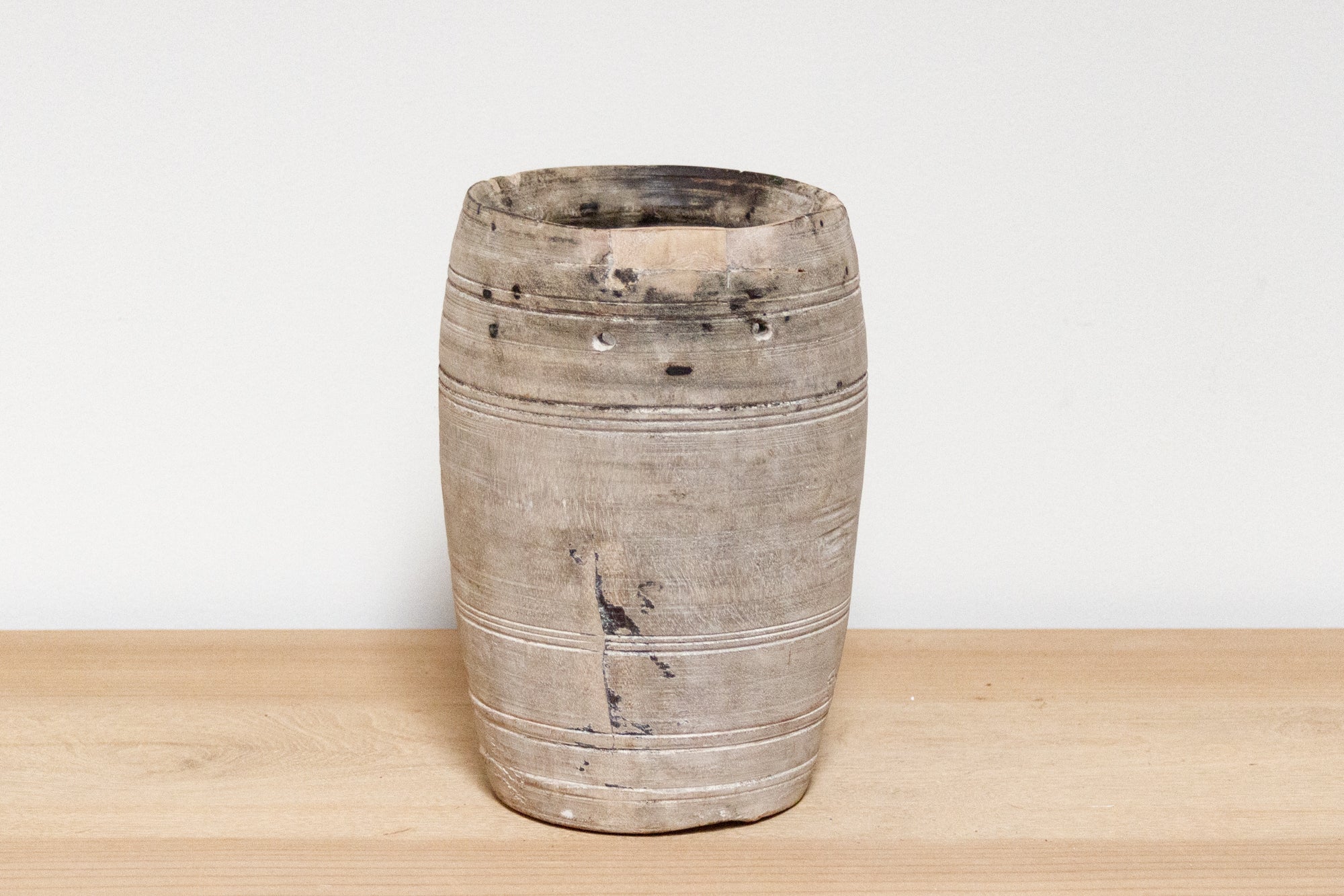 DE-COR | Ispirazione globale, Antico vaso-sedile in legno