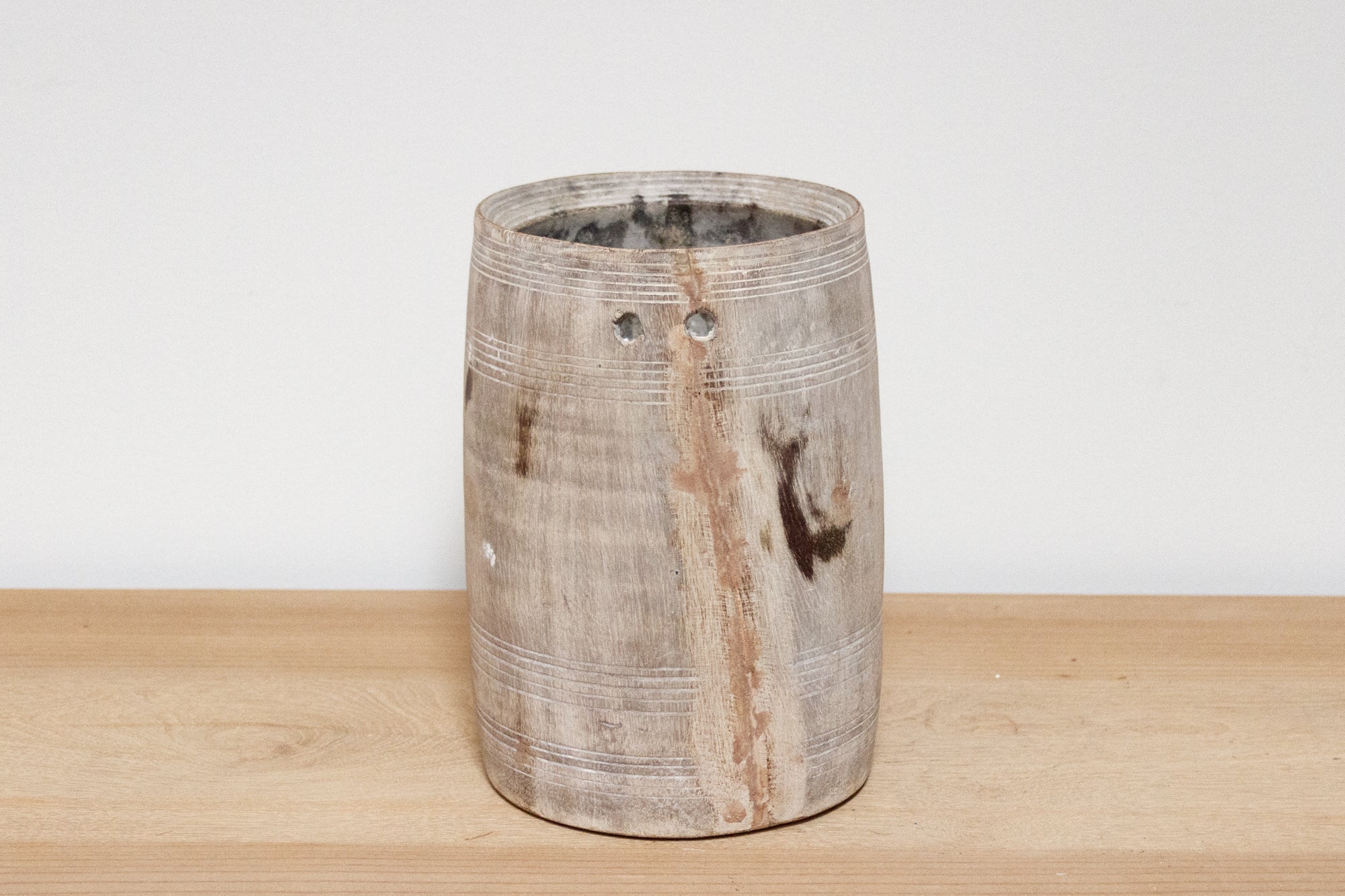 DE-COR | Ispirazione globale, Antico vaso-talismano in legno (commercio)