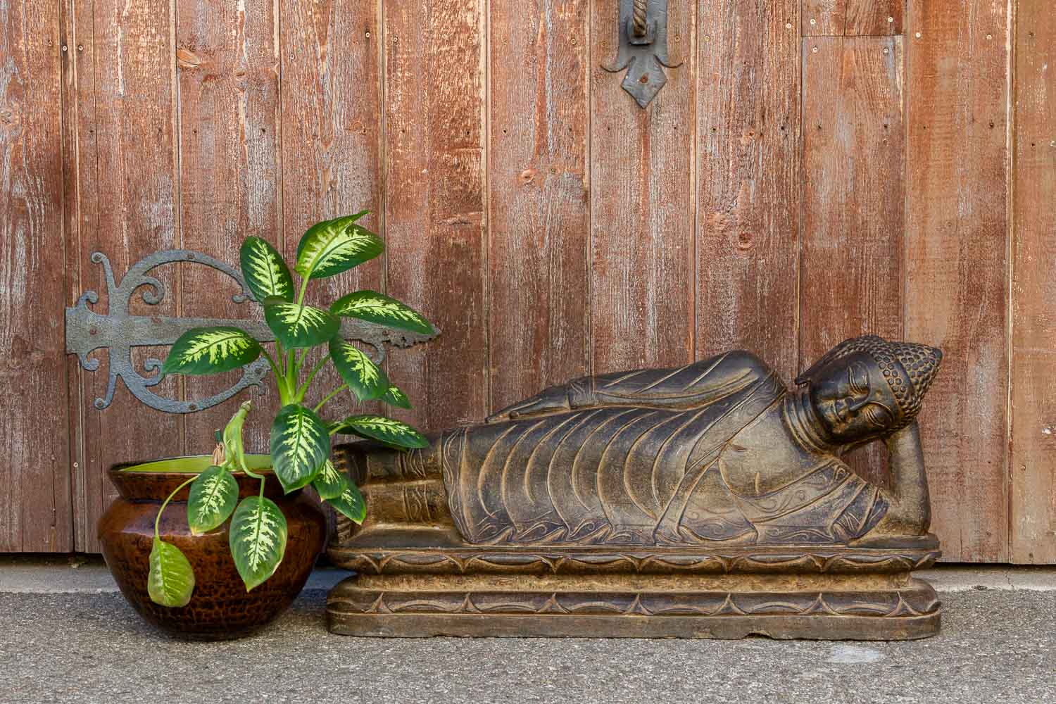 DE-COR | Ispirazione globale, Buddha asiatico reclinato intagliato in pietra nera (commercio)