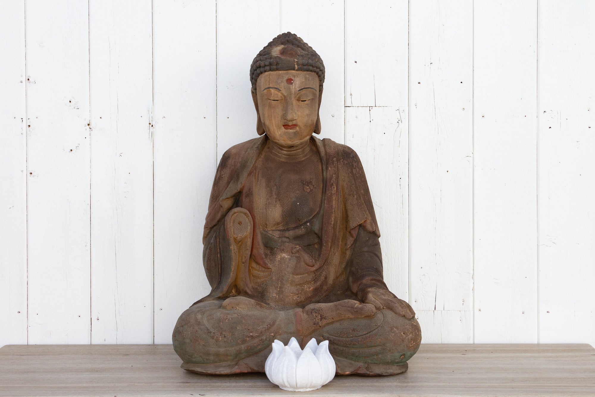 DE-COR | Ispirazione globale, Buddha seduto antico intagliato e dipinto (commercio)