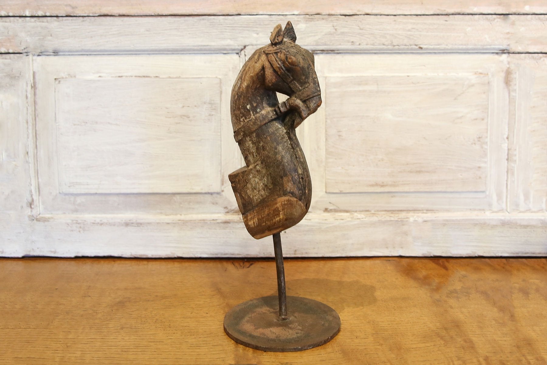 DE-COR | Ispirazione globale, Busto di cavallo scolpito in legno su cavalletto (commercio)