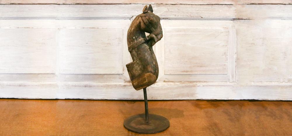 DE-COR | Ispirazione globale, Busto di cavallo scolpito in legno su cavalletto (commercio)