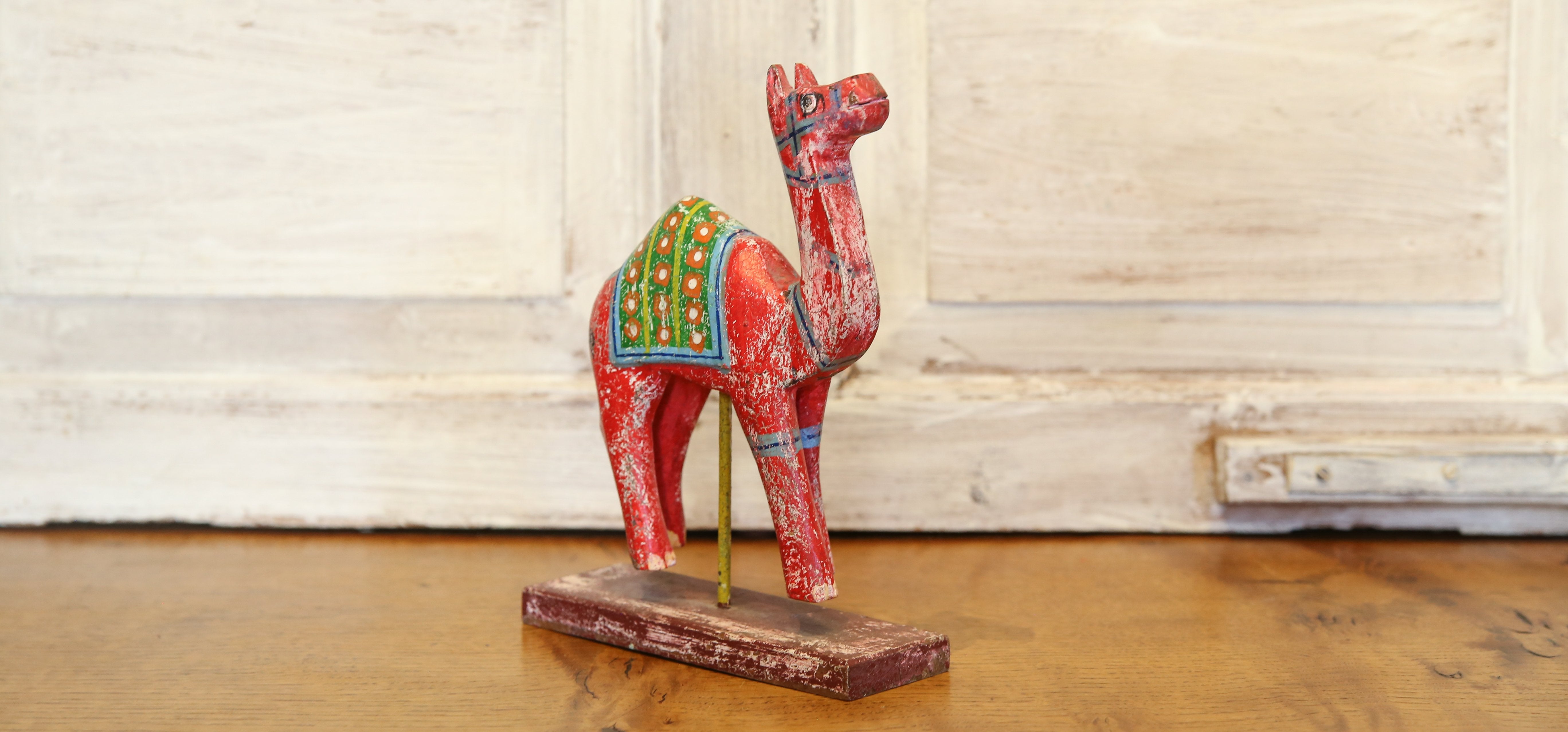 DE-COR | Ispirazione globale, Cammello decorativo in legno dipinto rosso confetto (commercio)