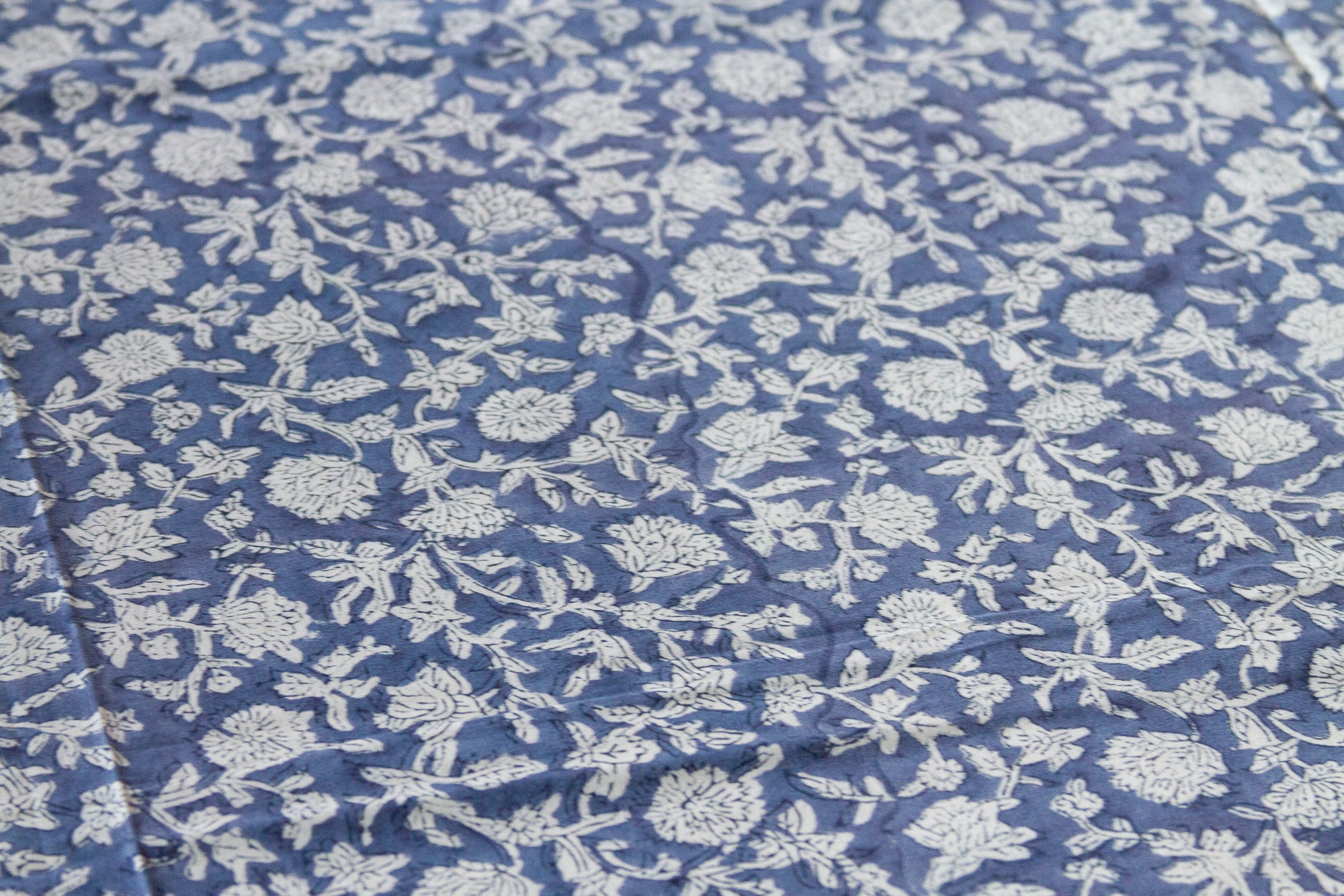 DE-COR | Ispirazione globale, Copriletto floreale blu in cotone con stampa a blocchi