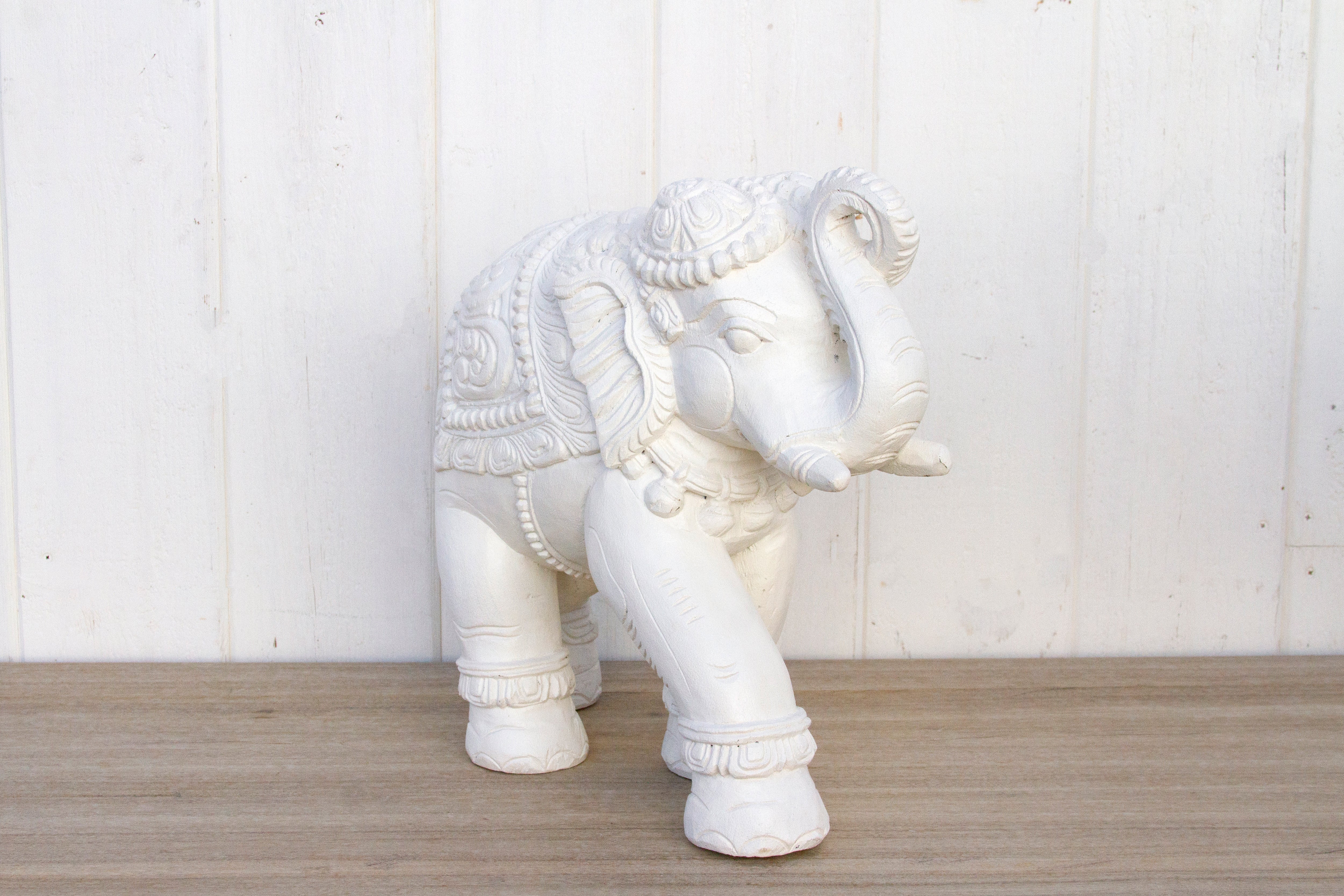 DE-COR | Ispirazione globale, Elefante dipinto di bianco in polvere Anini