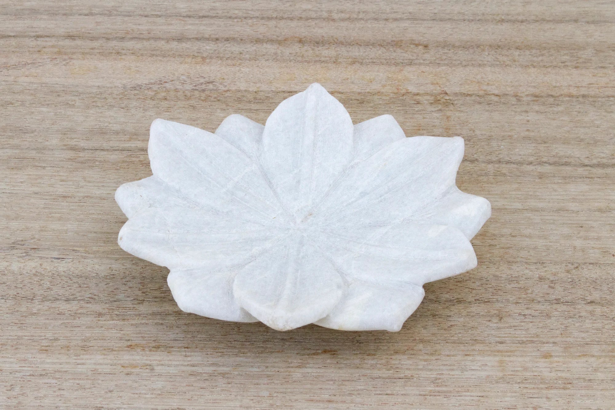 DE-COR | Ispirazione globale, Fiore da tavolo piccolo in marmo intagliato (commercio)