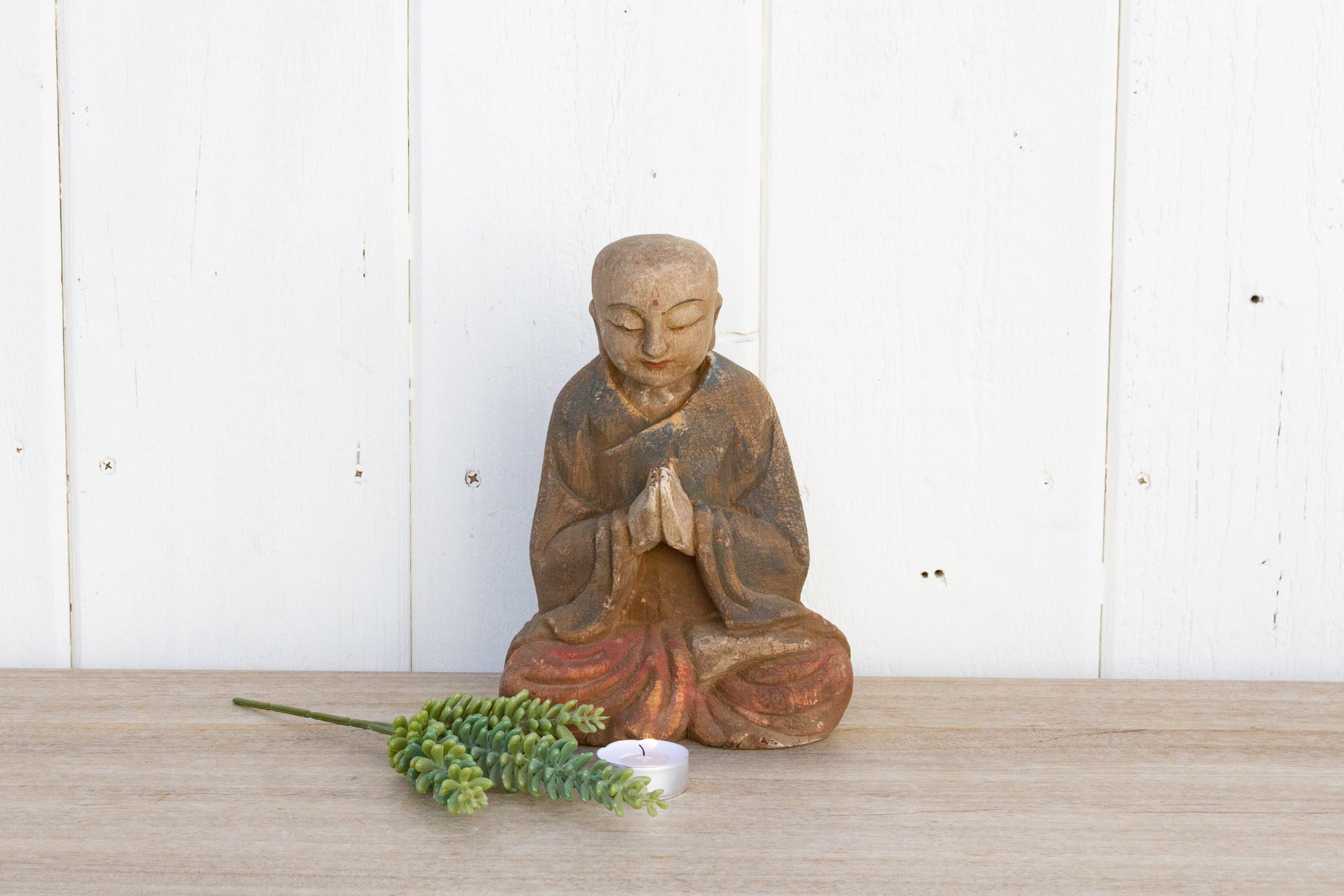 DE-COR | Ispirazione globale, Incantevole Buddha orante dipinto (commercio)