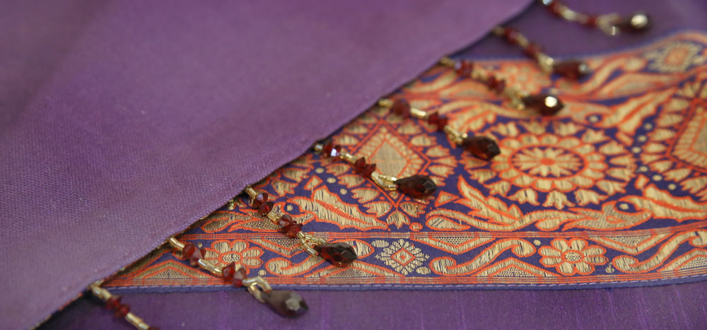 DE-COR | Ispirazione globale, Mandala a righe viola con perline Heritage Silk Runner