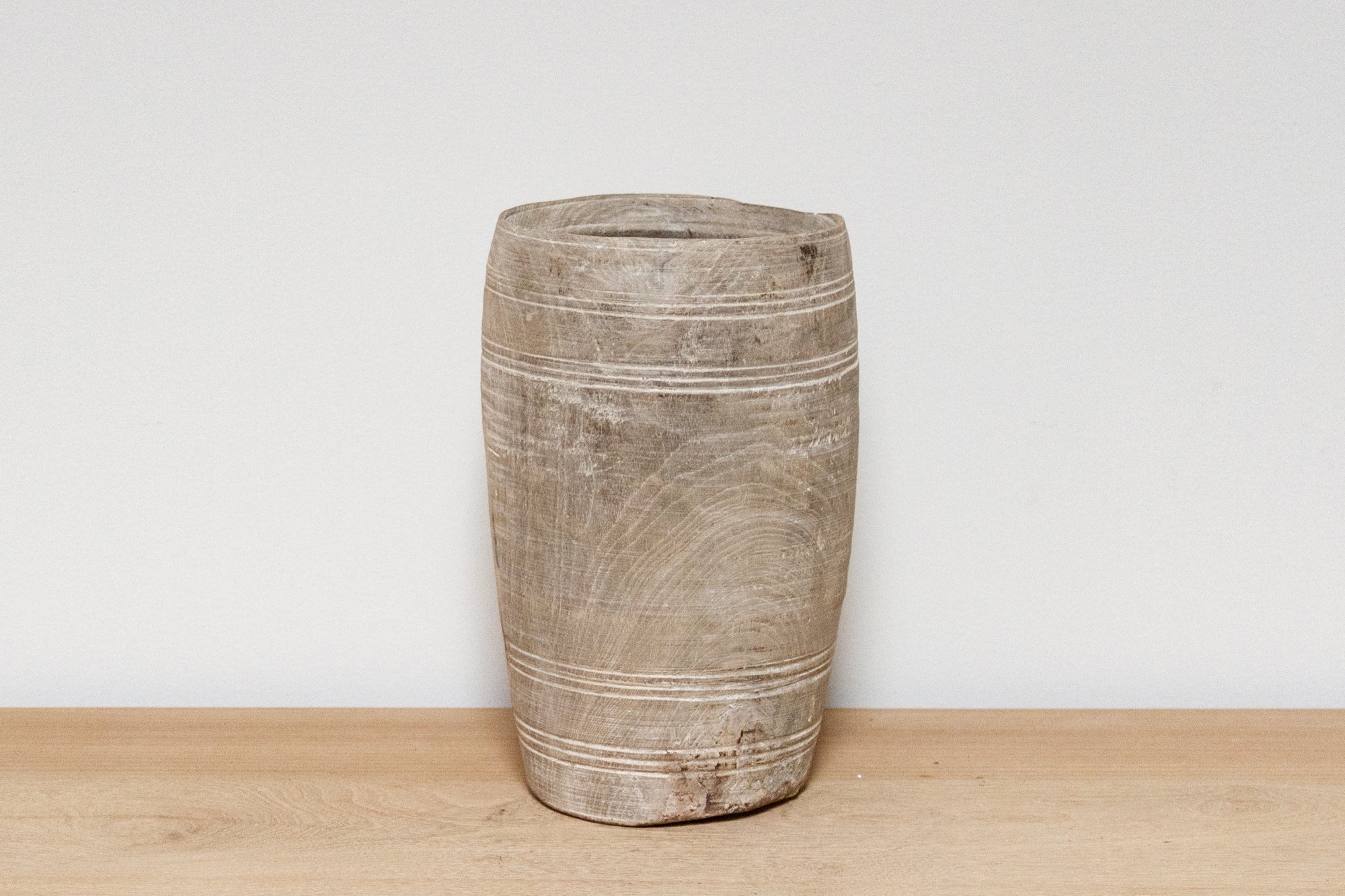 DE-COR | Ispirazione globale, Pot-Hasan in legno sbiancato invecchiato (commercio)