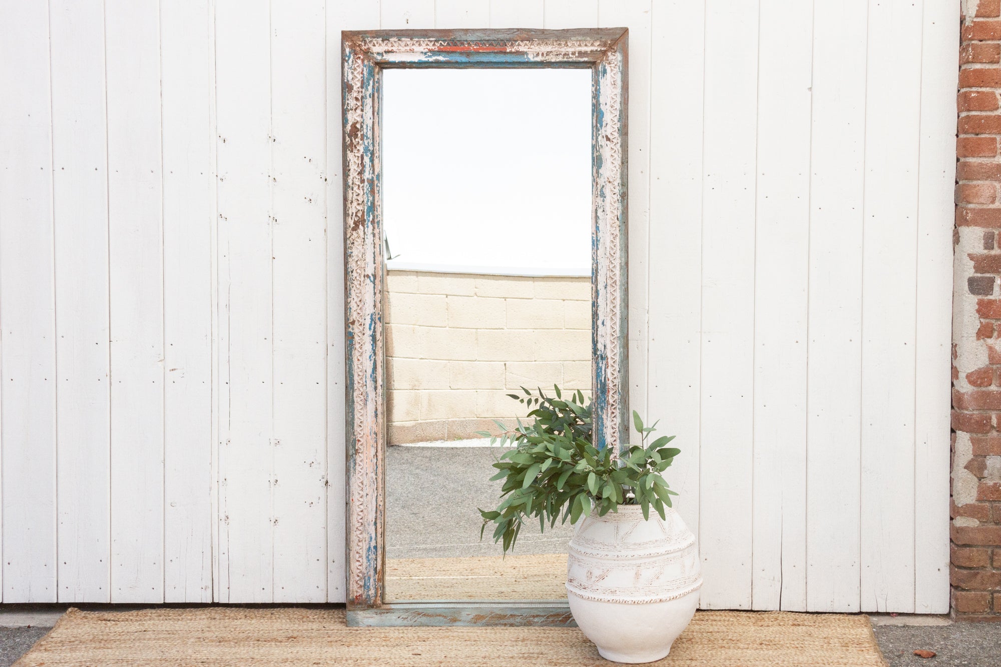 DE-COR | Ispirazione globale, Specchio intagliato con fiori bianchi