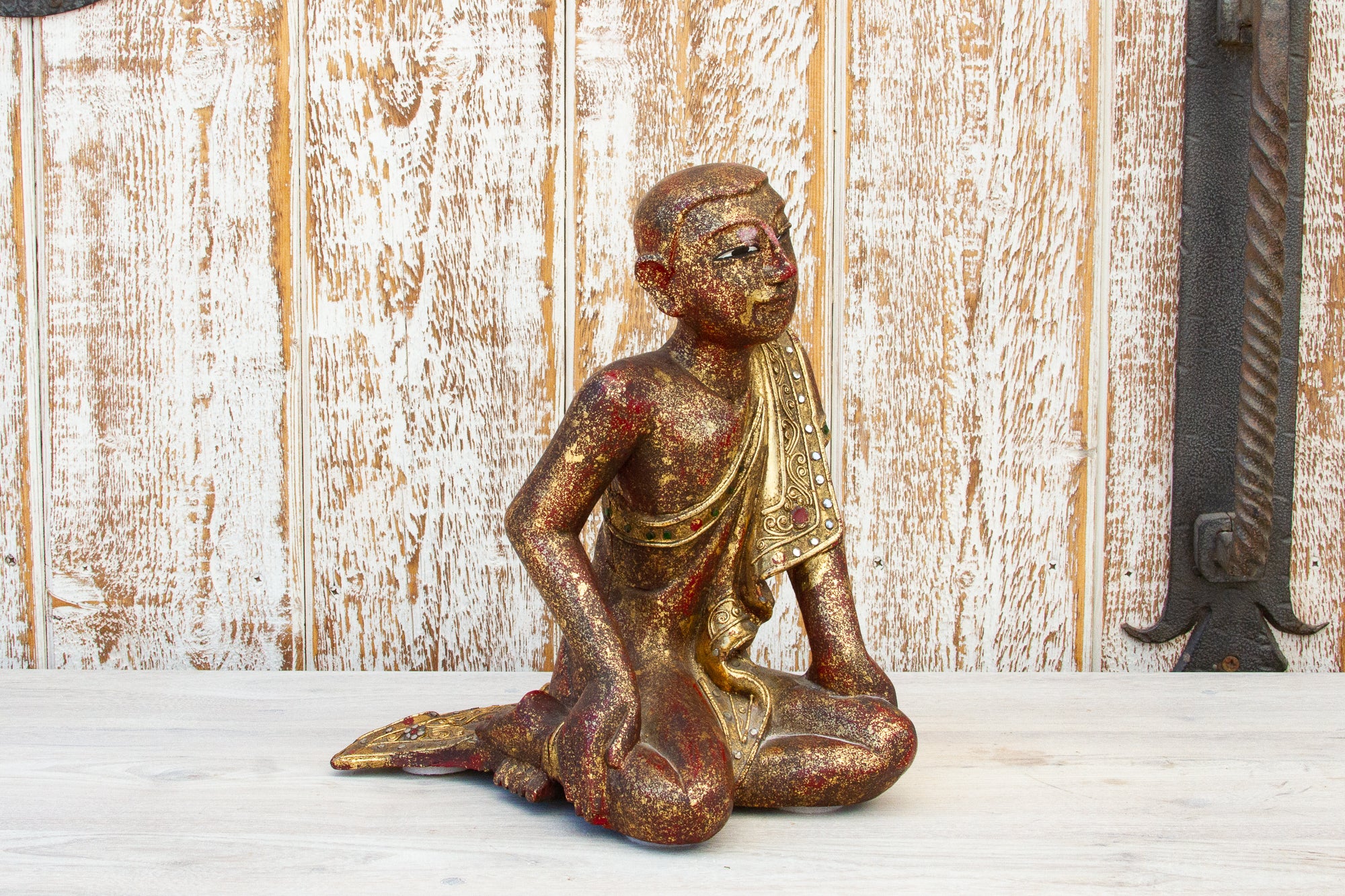 DE-COR | Ispirazione globale, Statua buddista birmana Sariputra (commercio)