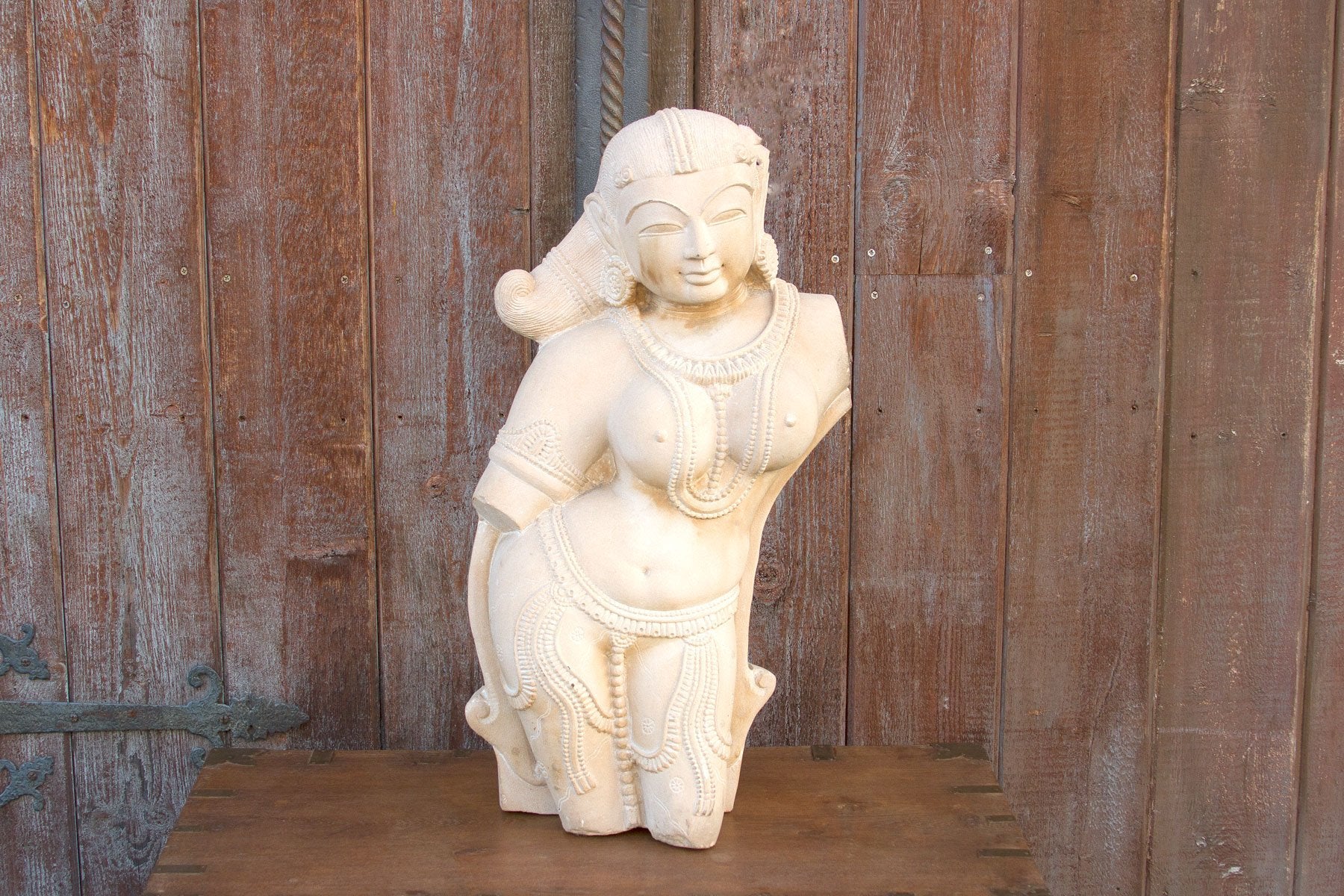 DE-COR | Ispirazione globale, Statua di Yakshi Devi (commercio)