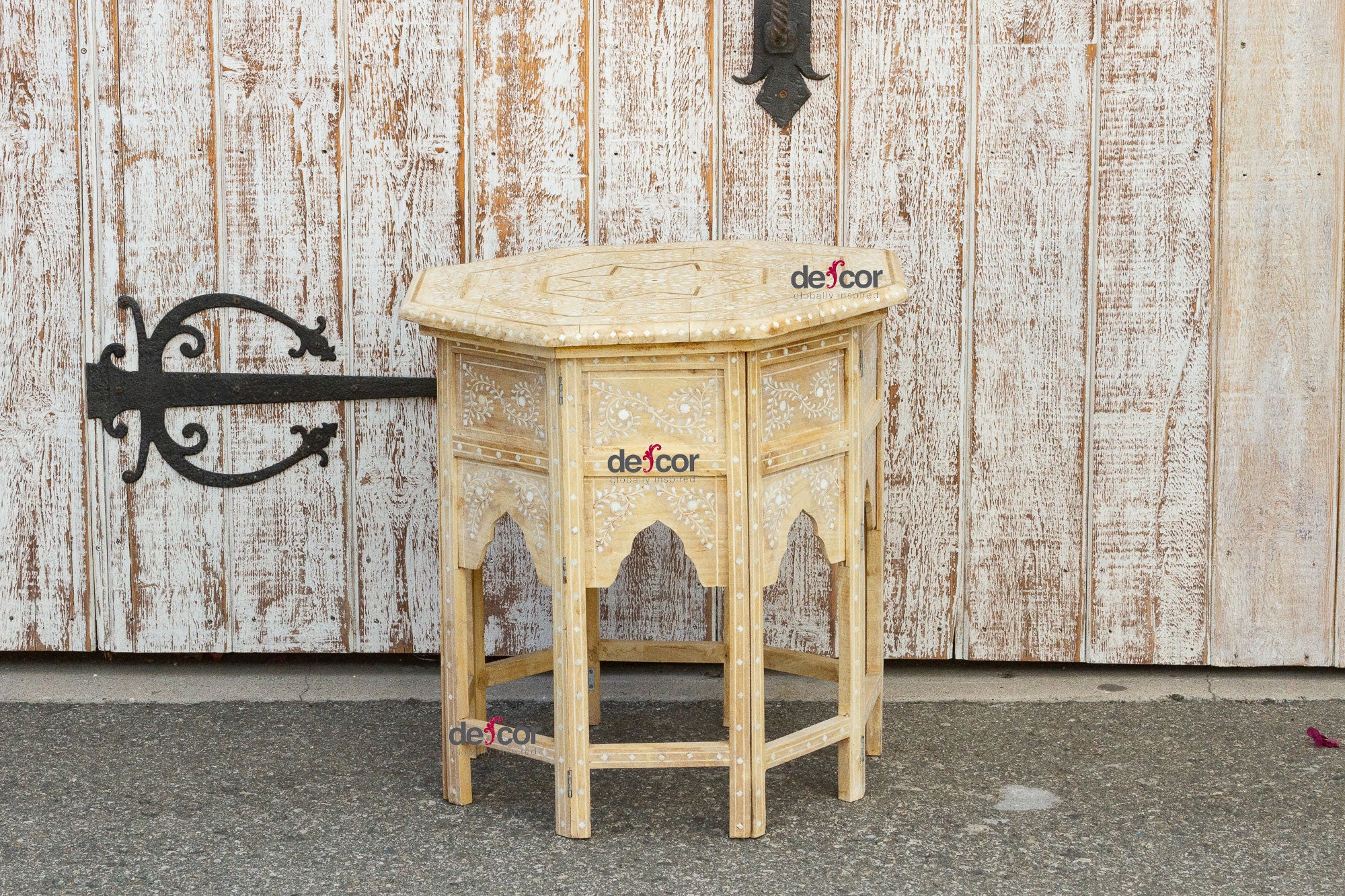 DE-COR | Ispirazione globale, Tavolino con intarsio moresco in legno bianco (commercio)