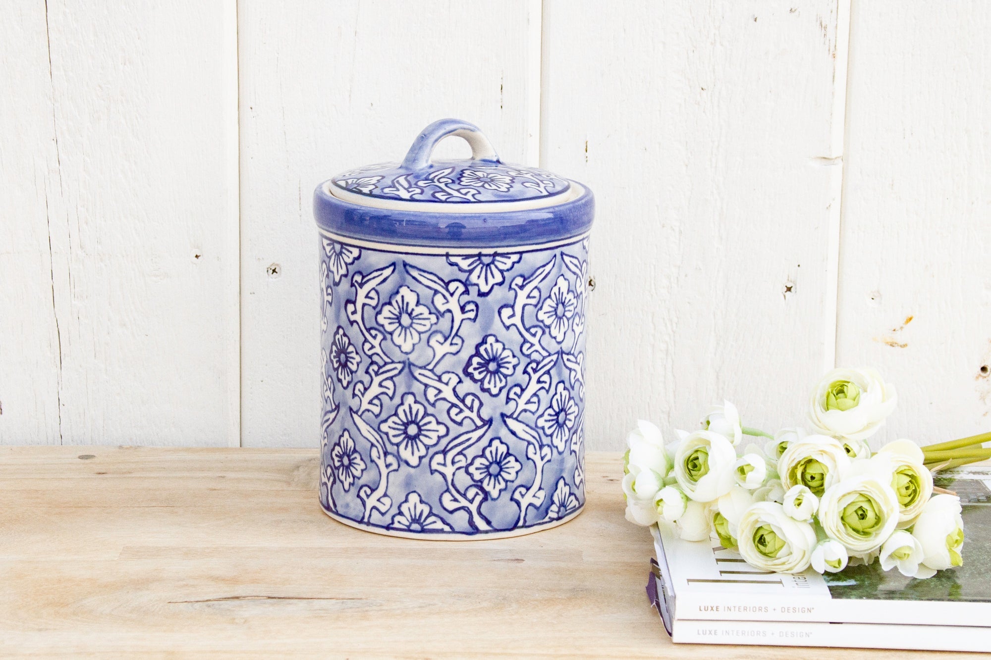 DE-COR | Ispirazione globale, Vaso di papaveri in ceramica blu (commercio)