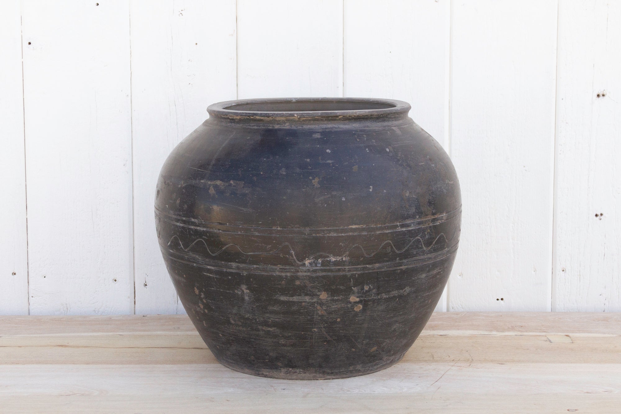 DE-COR | Ispirazione globale, Vaso in argilla incisa nera invecchiata (commercio)